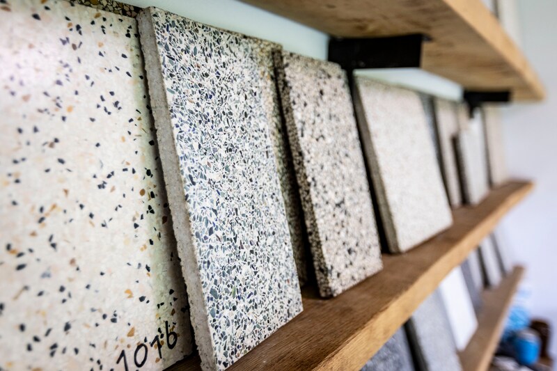Terrazzo stalen in de showroom van Lattice Terrazzo